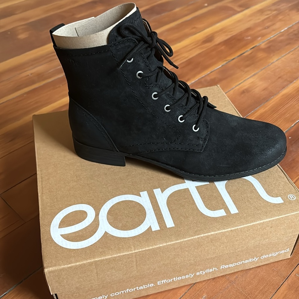 Earth Women's Black Ankle Boots - Picture 3 of 3